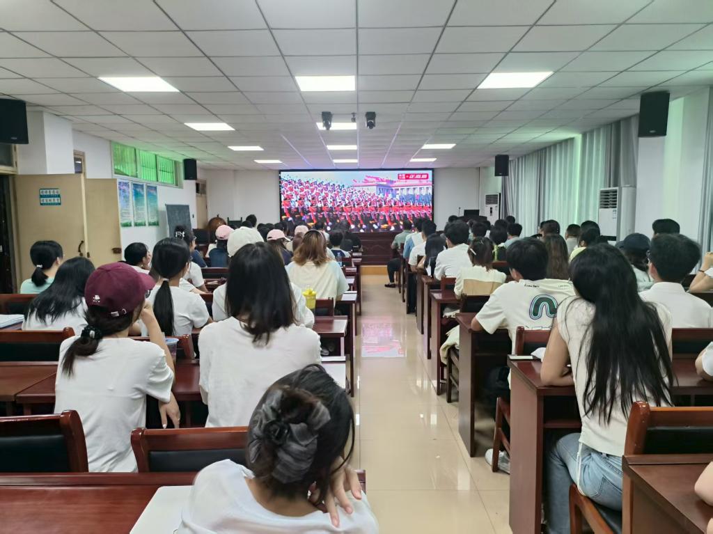 地理科学学院组织师生集中观看中国人民抗日战争暨世界反法西斯战争胜利80周年阅兵式